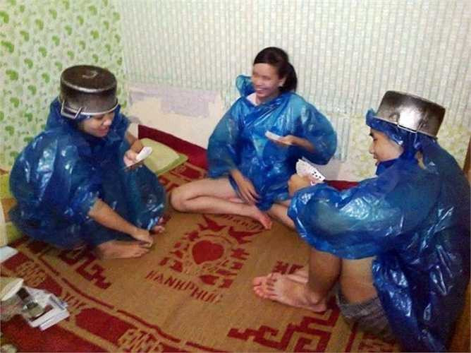 Sinh viên nghĩ ra cách 'hành hạ' nhau khi trời nóng - Nguồn ảnh: Internet