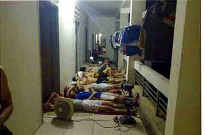 Không thể chịu nổi cái nóng hầm hập trong phòng trọ, các nam sinh viên đồng loạt ra hành lang ngủ để mong đón được chút hơi mát lúc đêm khuya - Nguồn ảnh: Internet 