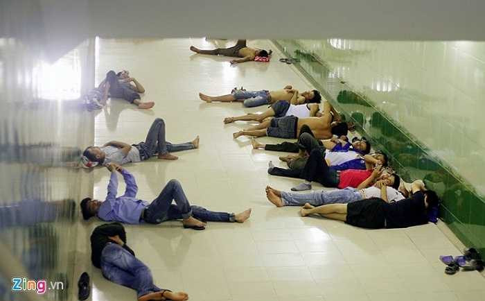 Hầm đường bộ trở thành nơi trốn nóng cho nhiều người lao động - Nguồn ảnh: Zing