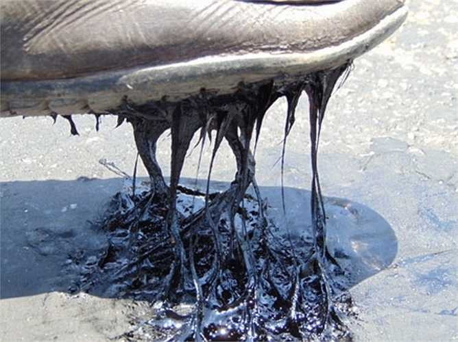 Nắng nóng làm mặt đường ở Hà Tình cũng bị chảy nhựa ra - Nguồn ảnh: Internet