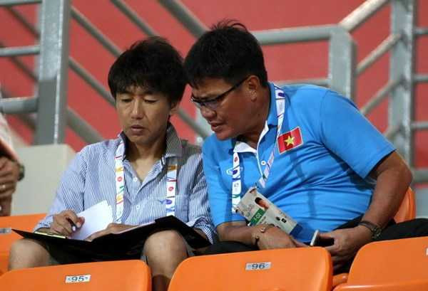 HLV Miura (trái) đã có mặt trên sân của trận U.23 Malaysia - U.23 Đông Timor