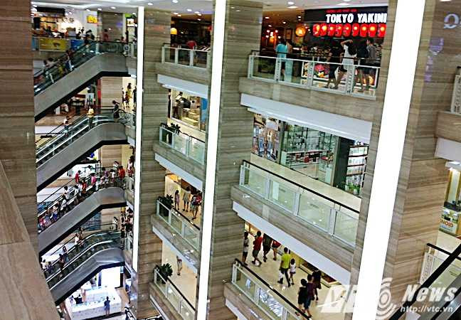 Nóng không chịu nổi, người dân đổ xô vào siêu thị tìm mát