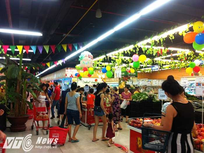 Nóng không chịu nổi, người dân đổ xô vào siêu thị tìm mát