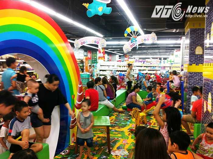 Nóng không chịu nổi, người dân đổ xô vào siêu thị tìm mát