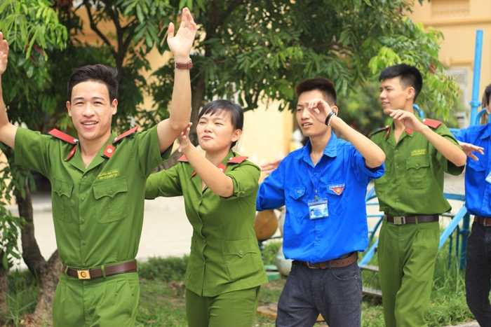 Nữ sinh cảnh sát sẻ chia với những số phận thiệt thòi