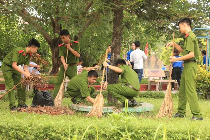 Nữ sinh cảnh sát sẻ chia với những số phận thiệt thòi