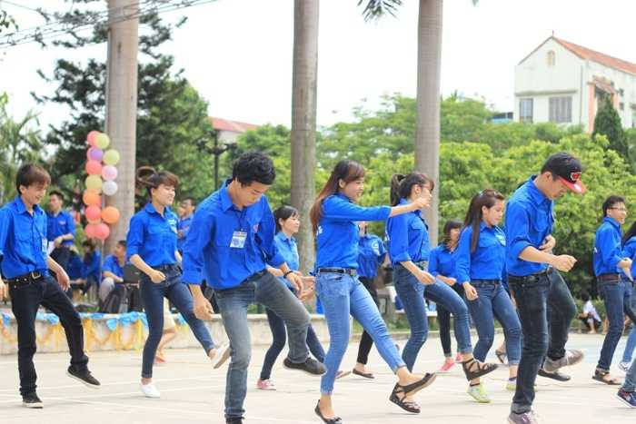 Nữ sinh cảnh sát sẻ chia với những số phận thiệt thòi