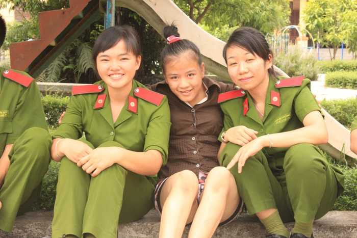 Nữ sinh cảnh sát sẻ chia với những số phận thiệt thòi