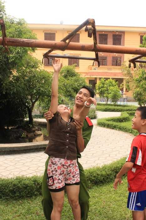 Nữ sinh cảnh sát sẻ chia với những số phận thiệt thòi