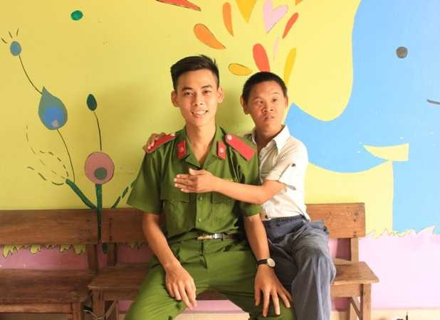 Nữ sinh cảnh sát sẻ chia với những số phận thiệt thòi