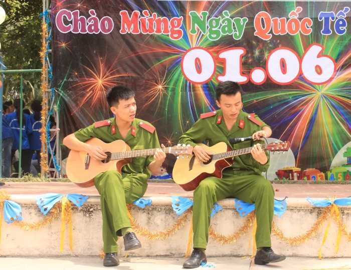 Nữ sinh cảnh sát sẻ chia với những số phận thiệt thòi