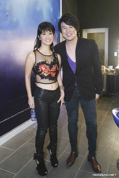 Nhạc sĩ bớt vẻ nam tính vì mắc lỗi dặm phấn, tô son môi quá kỹ khi dự đêm công bố kết quả Gala 1 Vietnam Idol. 