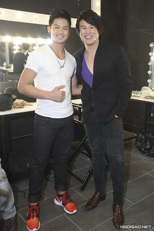 Nhạc sĩ bớt vẻ nam tính vì mắc lỗi dặm phấn, tô son môi quá kỹ khi dự đêm công bố kết quả Gala 1 Vietnam Idol. 