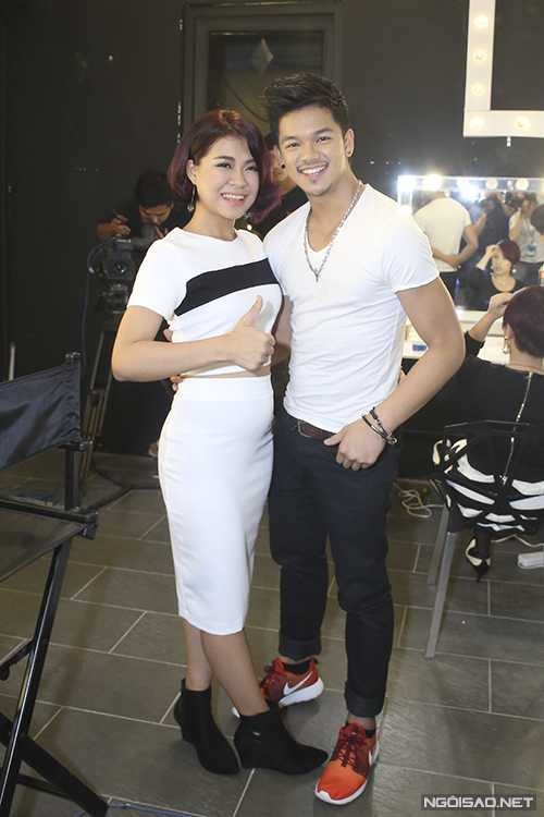 Nhạc sĩ bớt vẻ nam tính vì mắc lỗi dặm phấn, tô son môi quá kỹ khi dự đêm công bố kết quả Gala 1 Vietnam Idol. 