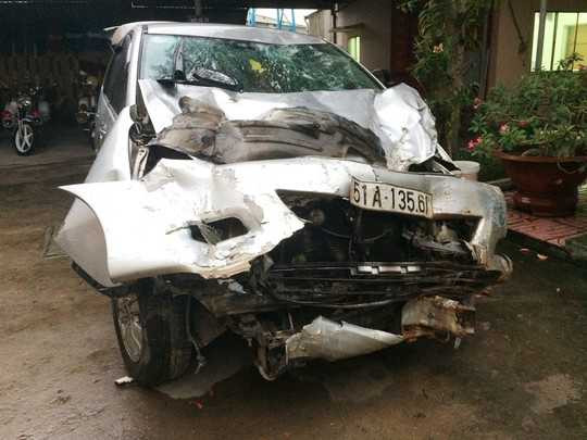 Bị CSGT truy đuổi, ô tô nổ lốp, tông sập đình