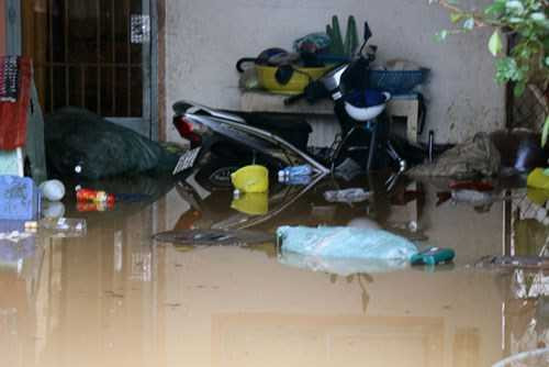 Đà Lạt mưa lớn, phải dỡ nóc nhà cứu người