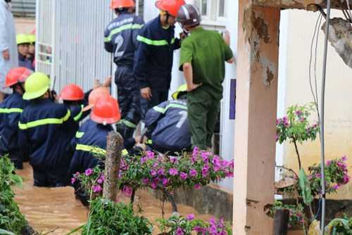 Đà Lạt mưa lớn, phải dỡ nóc nhà cứu người