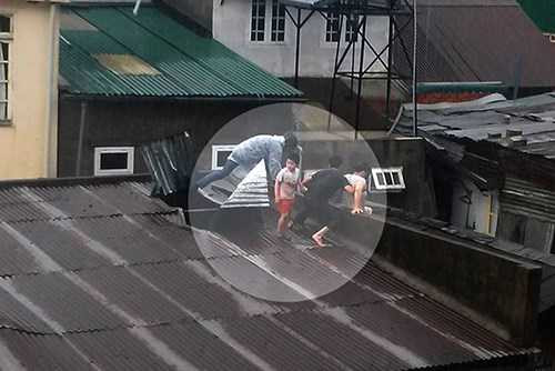 Đà Lạt mưa lớn, phải dỡ nóc nhà cứu người