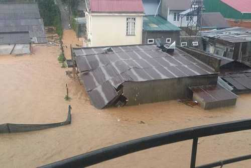 Đà Lạt mưa lớn, phải dỡ nóc nhà cứu người