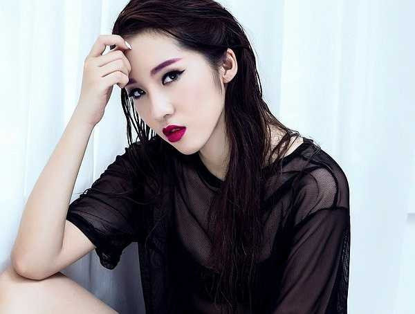 Emily được biết đến như 1 trong 2 học trò cưng của HLV The Voice Tuấn Hưng ở thời điểm hiện tại, bên cạnh Hạnh Sino