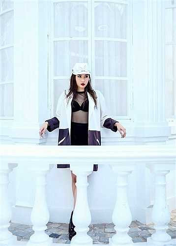 2 năm gần đây, Emily thuộc Top đầu nữ ca sĩ đắt show tại Hà Nội khi cô vừa có những bản hit ballad nhưng cũng có khả năng vũ đạo chuẩn mực, được đào tạo và hoàn thiện theo tiêu chuẩn quốc tế trong công ty của ca sĩ Tuấn Hưng.