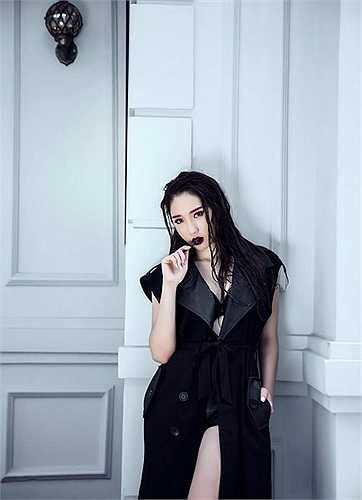 Ở Hà Nội, cô là nữ ca sĩ được các bầu show hải ngoại yêu mến và tin tưởng