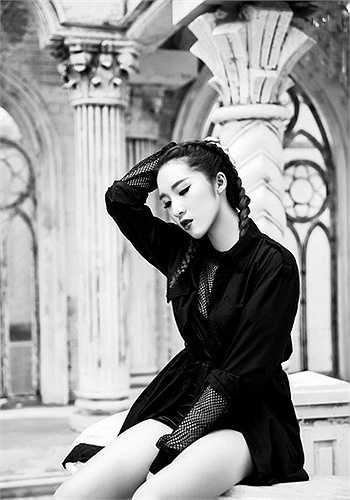 Emily bắt đầu được biết đến như một trong những hot girl Hà thành đình đám, có cá tính và hình ảnh luôn được đầu tư kỹ lưỡng