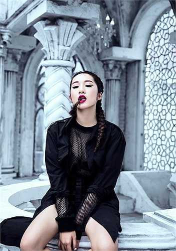 Ngay sau đó, Emily có hàng loạt những bản hit ăn khách và được khán giả trẻ yêu mến như Ngọn nến trước gió, Dừng lại nhé, Tình cờ, Quên đi, Xinh anh đừng và gần đây nhất, cũng là bản hit” lớn nhất của cô mang tên Mùa xa nhau, sáng tác của nhạc sĩ trẻ 'hit-maker' Tiên Cookie.