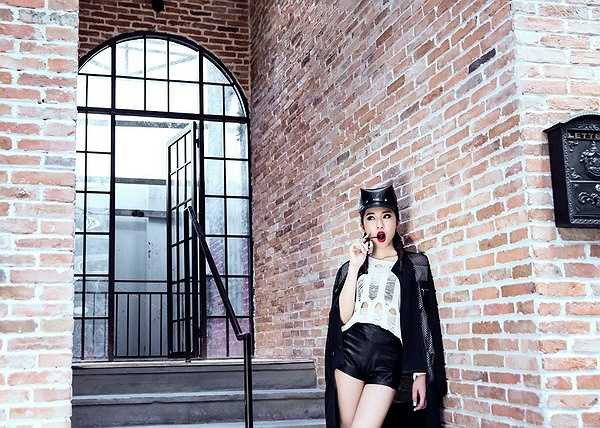 Mới đây, ca khúc Mùa xa nhau của Emily đã được yêu thích đặc biệt và được khán giả bình chọn để xuất hiện trên sân khấu chương trình Bài hát yêu thích.