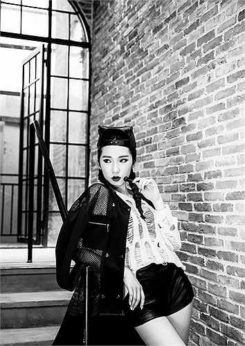 Nhiều khán giả nhận xét Emily có sự bứt phá và hát không kém gì những bản thu studio của cô.