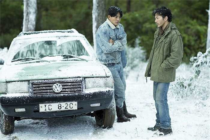 Anh đã phải làm việc nhiều tiếng trong thời tiết giá lạnh để quay cảnh đụng độ với cảnh sát và bị giang hồ đánh trọng thương.