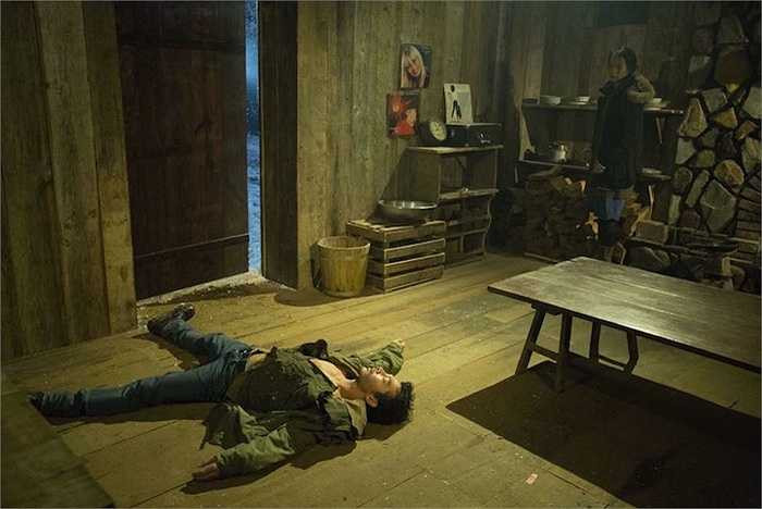 Anh chia sẻ: 'Với tôi, đây là giai đoạn vất vả nhưng đầy hào hứng. Công việc hậu kỳ cho 'Hy sinh đời trai' rất vất vả, trong khi đó tôi cũng mong muốn được lắng nghe phản hồi của khán giả với vai diễn của mình trong phim 'Quyên'.'