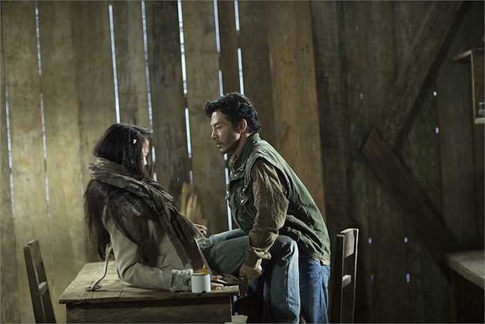  Một trong số những chi tiết gây chú ý nhiều nhất trong phim 'Quyên' là khoảnh khắc Hùng không kiềm chế được bản thân và 'cưỡng hiếp' Quyên trong bão tuyết. 