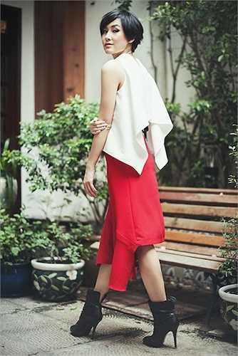 Kathy chọn trang phục không theo tiêu chí tất cả đều có điểm chung, hoà hợp hoàn hảo mà ngược lại, cô luôn thích sự đối lập để tạo nên sự cân bằng thú vị. 