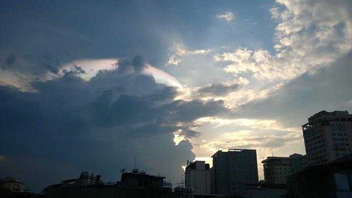 Mây ngũ sắc xuất hiện trên bầu trời Hà Nội ngày Phật Đản