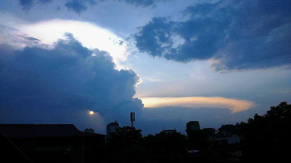 Mây ngũ sắc xuất hiện trên bầu trời Hà Nội ngày Phật Đản