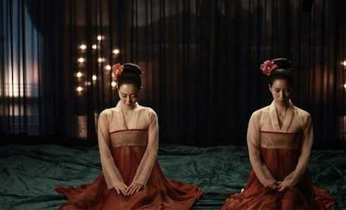 Lim Ji Yeon (trái) và Lee Yoo Young có cảnh nóng đồng tính trong phim.