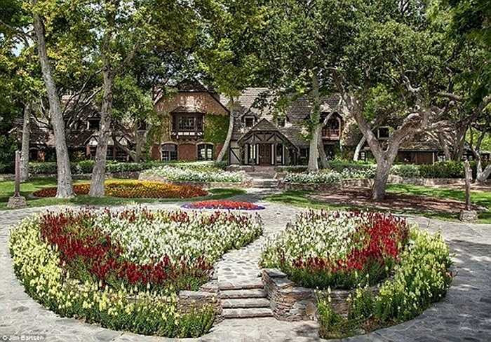 Năm 1987, Michael Jackson đã mua một trang trại ở California với giá 19,5 triệu USD và đặt tên nó là Neverland Ranch. 