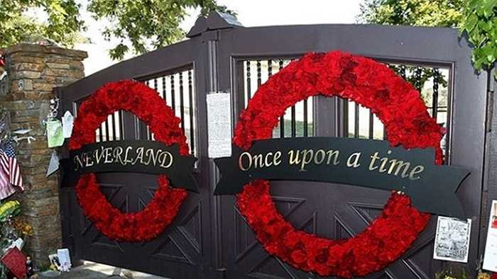 Các fan khó có cơ hội được ngắm tổ ấm của Ông hoàng nhạc pop, bởi khách muốn mua nhà phải chuẩn bị thủ tục phức tạp và cũng không được dẫn đi xem nhà trước.