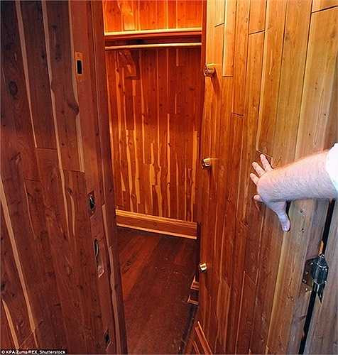 Trong biệt thự còn có một căn phòng bí mật với lỗi vào là sau một cái tủ quần áo.
