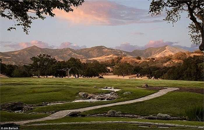 Năm 2009, sau khi Michael qua đời vì sốc thuốc, công ty trên đã rao bán khu biệt thự này. Tên của nó cũng được đổi thành Sycamore Valley Ranch. 