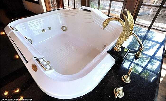 Bồn tắm thư giãn với vòi nước hình thiên nga làm bằng vàng khối. (Huyền Trân)