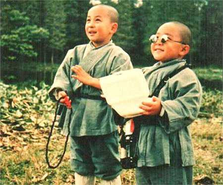 Thích Tiểu Long - Hách Thiệu Văn được 'se duyên' từ đạo diễn Chu Diên Bình. Hai nhóc tỳ này khuấy động phim trường Hồng Kông suốt thập niên 90. 