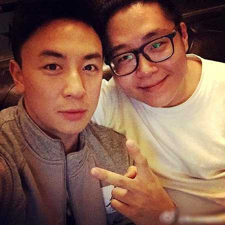 Năm 2003,Thích Tiểu Long rời khỏi Thiếu Lâm Tự, quyết định tạm dừng diễn xuất để sang Mỹ học tập cùng Hách Thiệu Văn. Sau đó, họ lại cùng trở về Trung Quốc