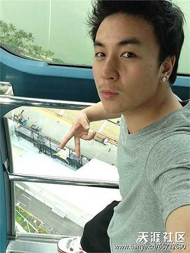 Trong sự nghiệp diễn xuất, Thích Tiểu Long để lại nhiều vai diễn ấn tượng trong các phim như Thời niên thiếu của Bao Thanh Thiên, Huyện quan 9 tuổi, Đại náo Ô Long viện… Anh từng được coi là 'cậu bé vàng' của màn ảnh Hoa ngữ, gương mặt được kỳ vọng là người thừa kế những ngôi sao võ thuật nổi tiếng như Thành Long, Lý Liên Kiệt, Chân Tử Đơn.