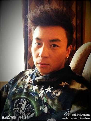 Ngoài tham gia diễn xuất, Thích Tiểu Long còn tham gia quay quảng cáo và được mệnh danh là 'hoàng tử quảng cáo'.