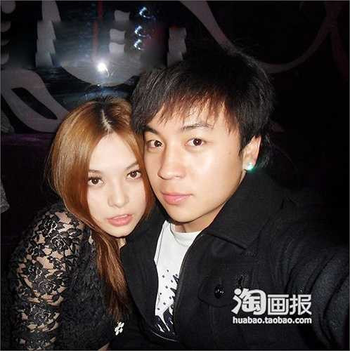 Thích Tiểu Long ở tuổi 27 đã trải qua mối tình với đàn chị Hà Khiết. Giờ đây người yêu cũ đã lên xe hoa, nam diễn viên cũng có bạn gái mới.