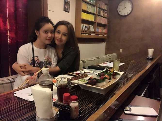 Hình ảnh 'đọ sắc' của hai chị em Hoa hậu khiến công chúng tán thưởng.