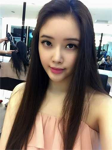 Không chỉ vậy, cô còn có sự thay đổi lớn về phong cách thời trang và cách trang điểm.