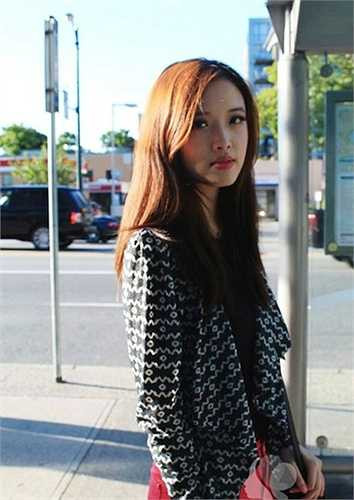 Cô có vẻ mong manh, thanh thoát của chị gái 